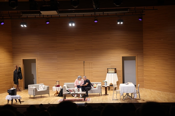 “Demans Pratiği” Tiyatro Oyunu Adana’da Sahnelendi