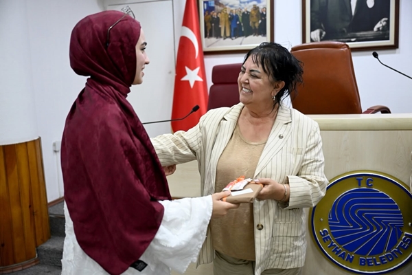 SEYHAN BELEDİYESİ’NİN EĞİTİM DESTEĞİ MEYVELERİNİ VERİYOR