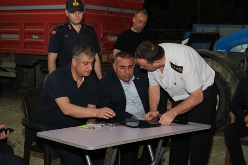 Kozan, İmamoğlu ve Aladağ’daki yangınlara müdahale eden Büyükşehir ekiplerinin teyakkuz hali sürüyor.