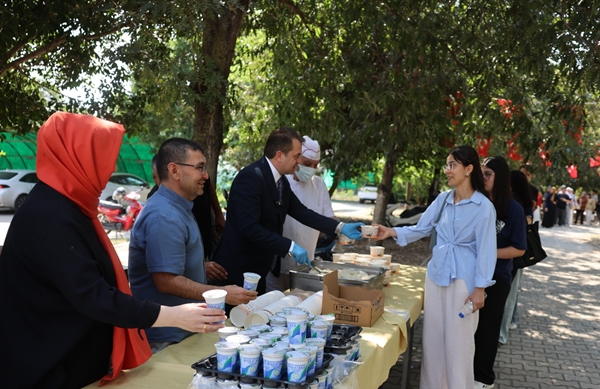 Çukurova Üniversitesi Üçüncü Geleneksel Tavuklu Pilav Günü’nde Rektör Beriş, Öğrencilerle Bir Araya Geldi